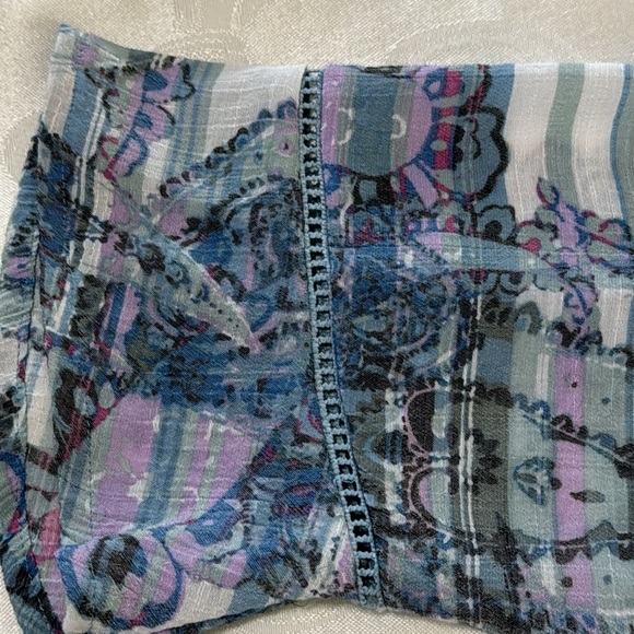 New Directions PXL print top - Picture 4 of 9